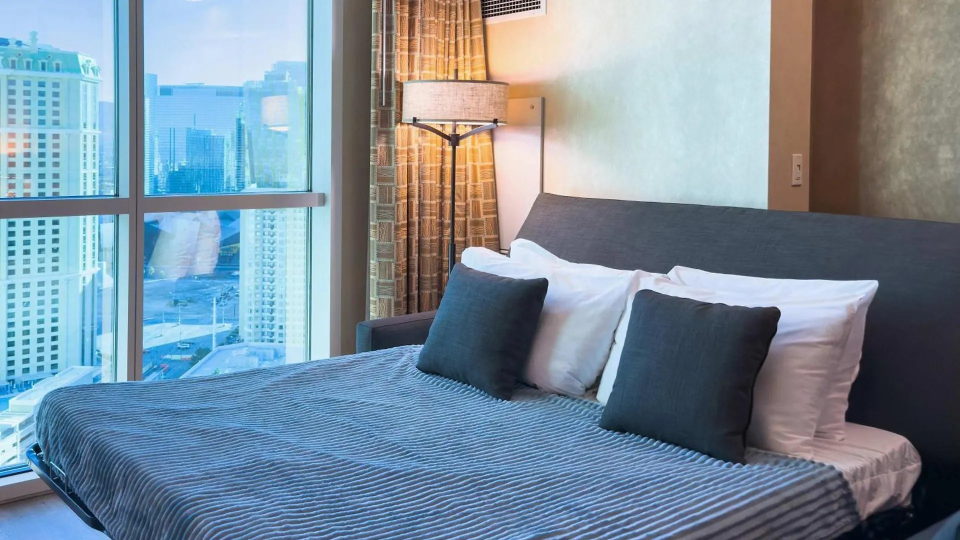 No Resort Fee Strip View Balcony+ Free Valet+ Pool Las Vegas USA
